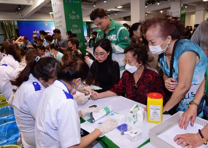 Người dân tham gia tầm soát vi khuẩn HP miễn phí.